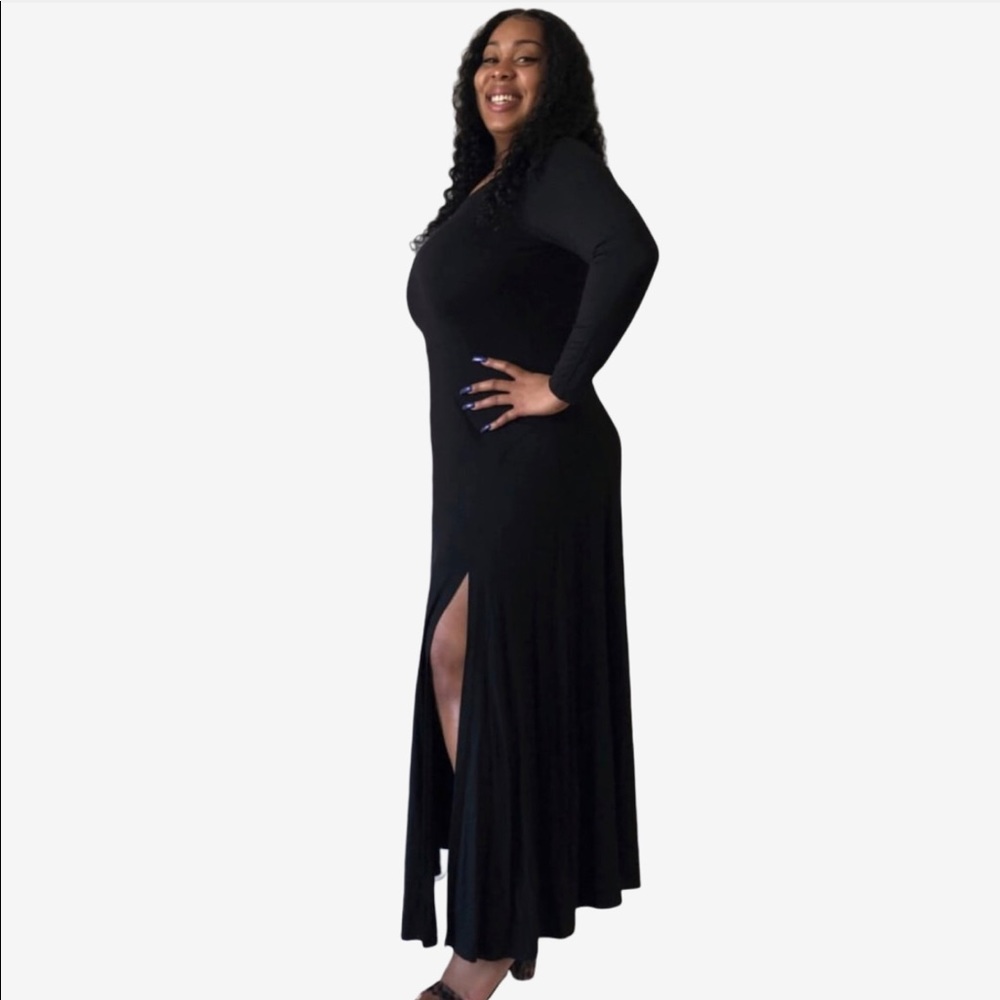 Plus! Black Side-slit Maxi Dress